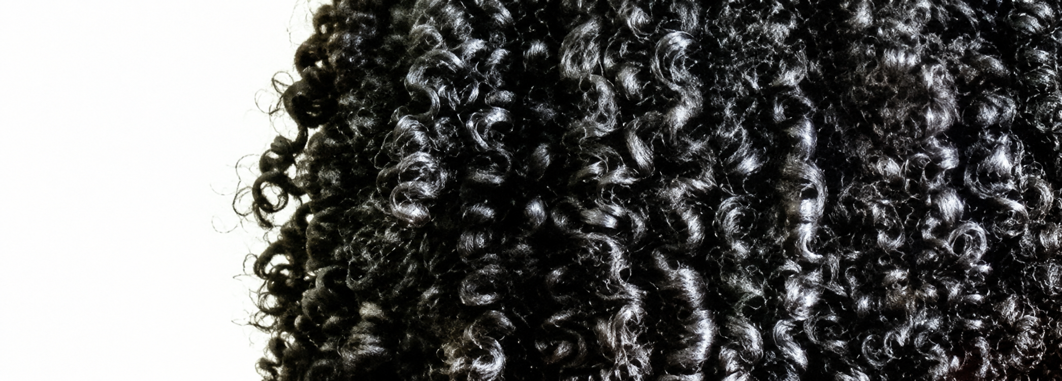 Détail illustratif de boucles naturelles sans visage