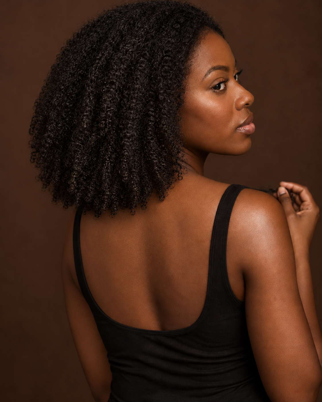 Femme noire portant des cheveux naturels 4C d’une longueur ordinaire